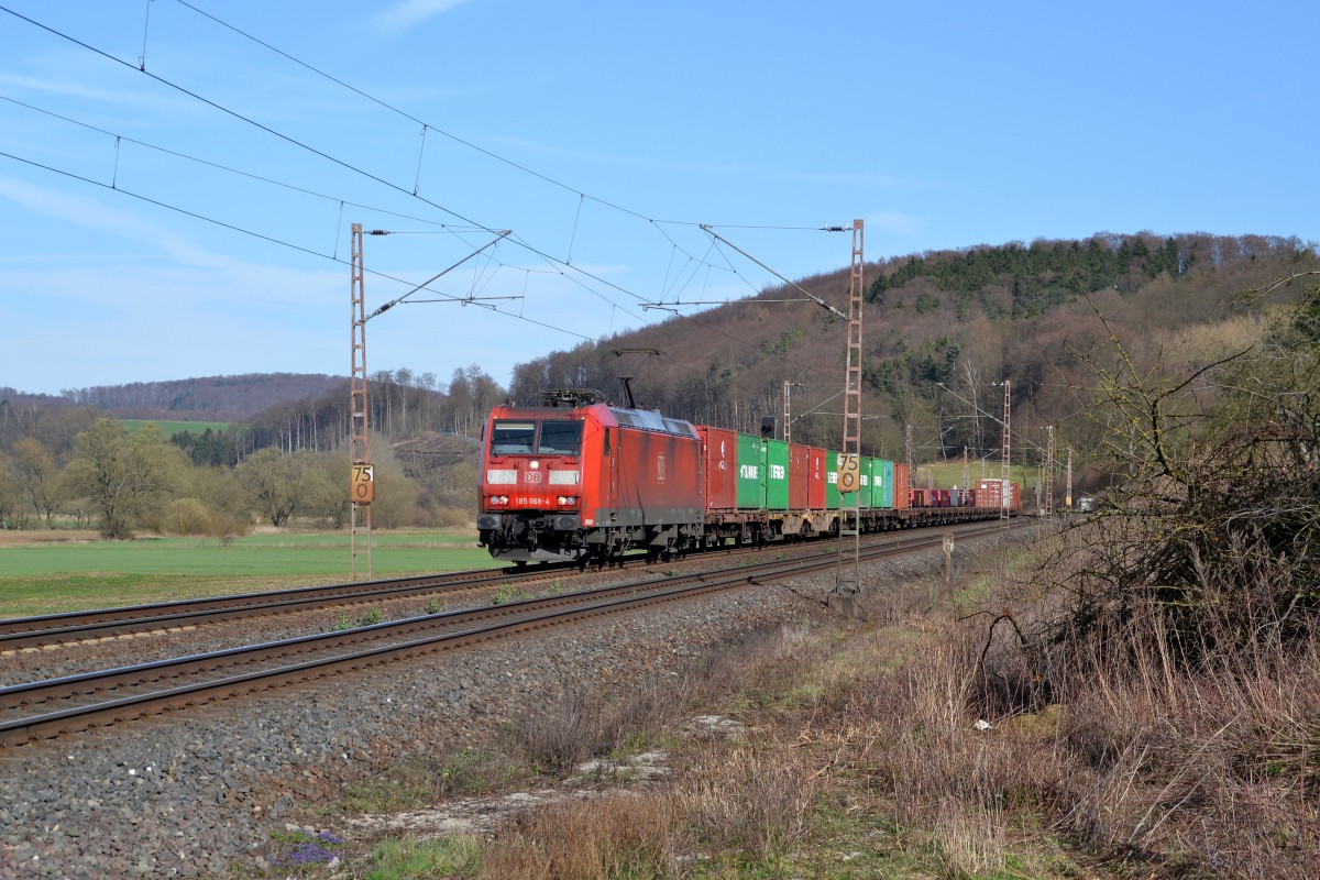 185 068-4 mit einem Containerzug am 20.03.2014 bei Salzderhelden.