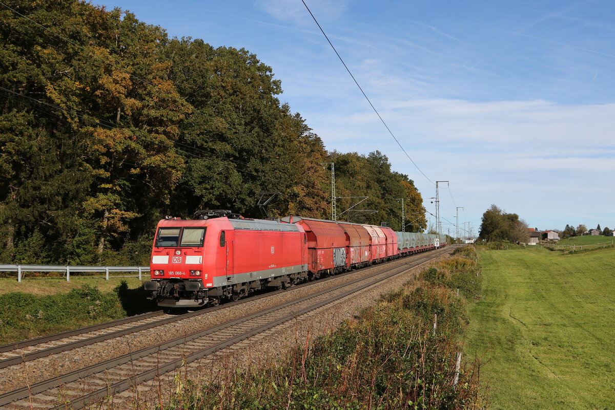 185 068 mit einem  Müllzug  aus Freilassing kommend am 9. Oktober 2024 bei Hufschlag.