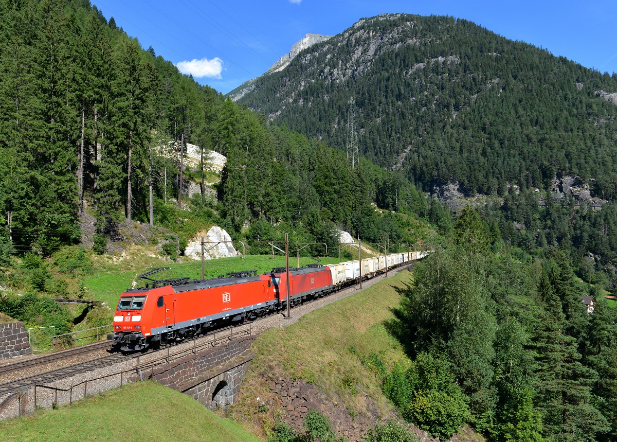 185 101 + 185 1xx mit einem Containerzug am 28.08.2012 oberhalb von Wassen.