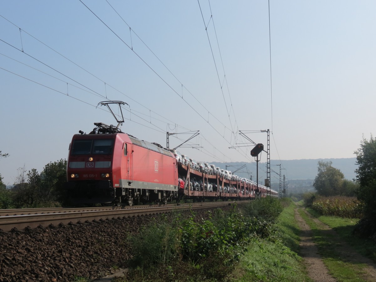 185 135 zog am 3. Oktober 2014 einen Güterzug gen Norden. Hier ist sie bei Gau-Algesheim zu sehen. 