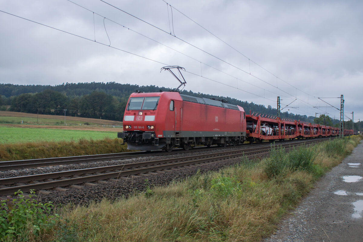 185 166-6 zu sehen am 12.09.2024 mit einem Autozug bei Kerzell.