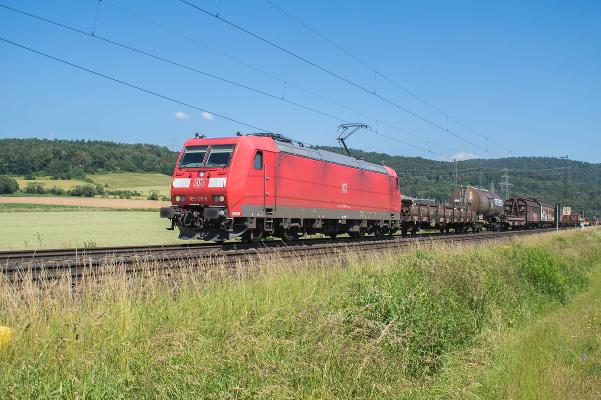 185 170-8 mit einem gemischten Güterzug bei Reilos am 25.06.2024.