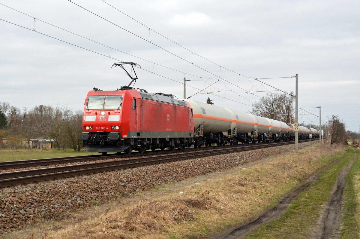 185 186 schleppte am 07.03.21 einen Kesselwagenzug durch Jeßnitz Richtung Bitterfeld.