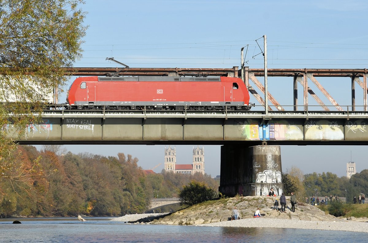 185 187 überquert am 01.11.16 die Braunauer Brücke in München