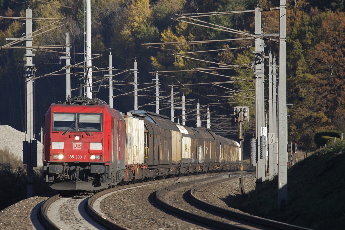 185 203 und eine weitere 185er ziehen m 5.11.2015 den Papierzug 48930 bei Niklasdorf durchs Murtal. 