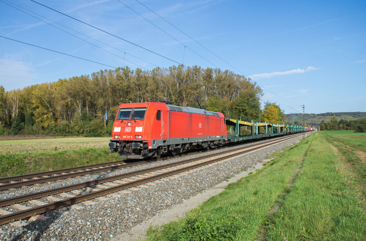 185 211-0 mit einem leeren Autozug in Richtung Süden bei Retzbach.Z. unterwegs am 16.10.2024.