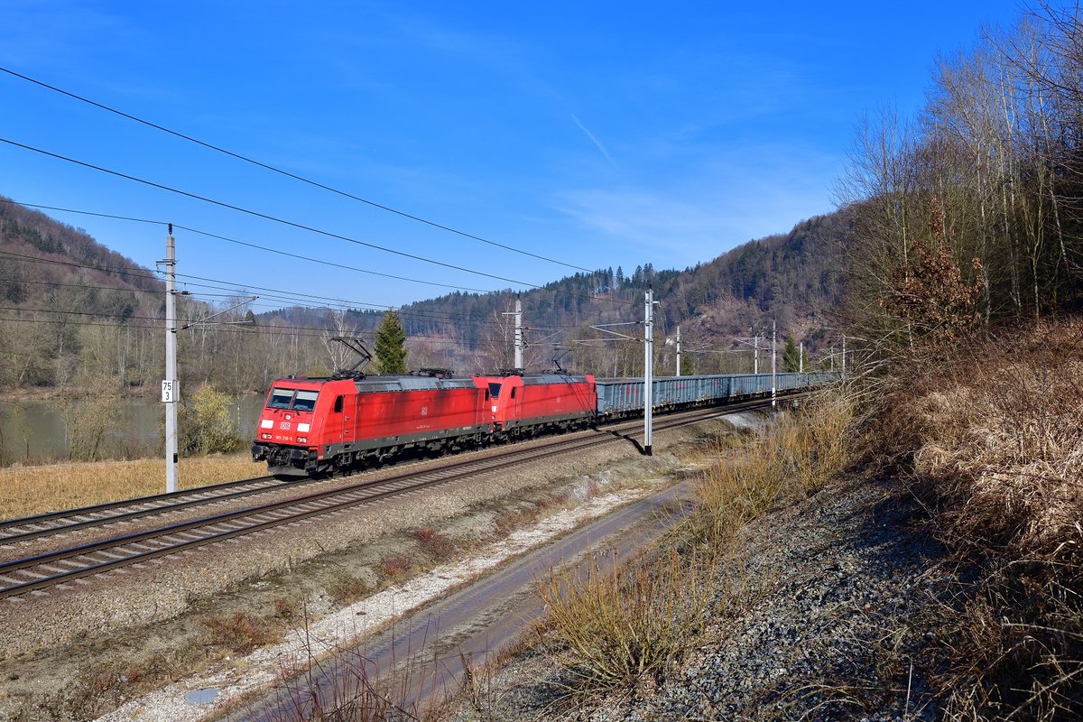 185 218 + 185 283 mit einem Erzzug am 09.02.2020 bei Wernstein am Inn.