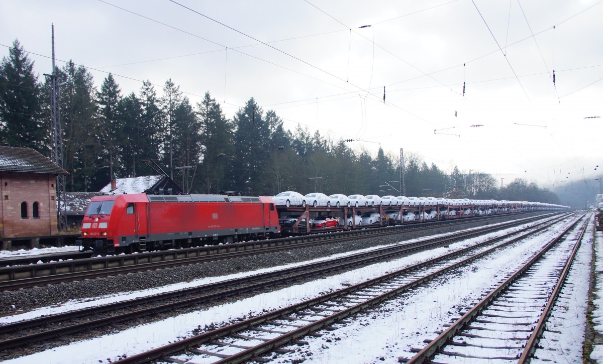 185 227-6 mit einen langen Autozug gen Norden am 25.02.15 in Jossa.