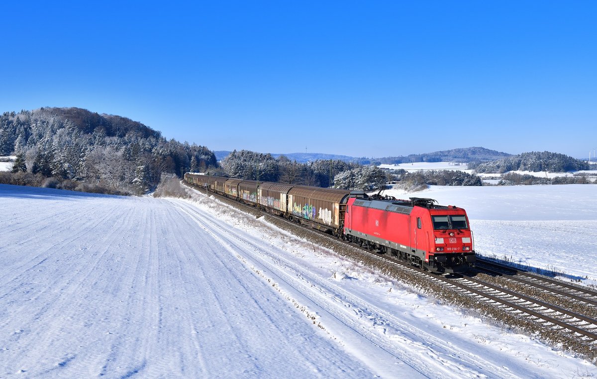 185 236 mit einem Güterzug am 12.02.2021 bei Darshofen.