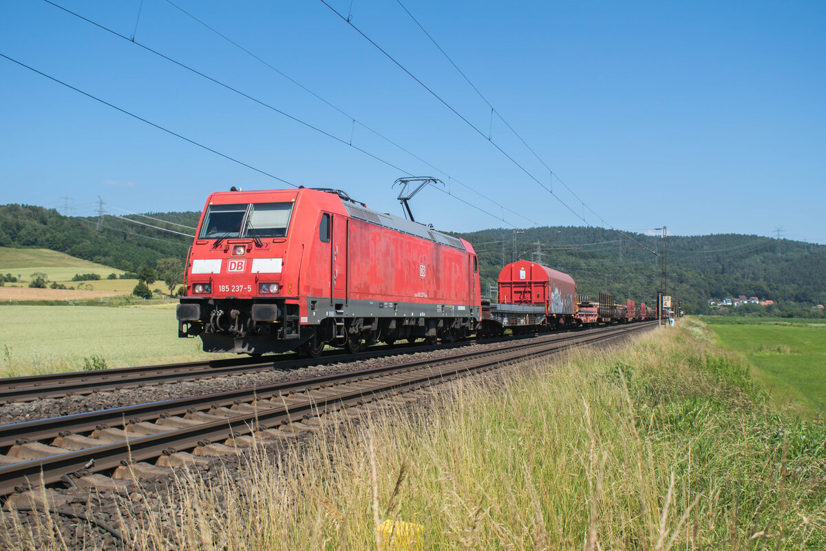 185 237-5 ist am 25.06.2024 mit einem Mischer bei Reilos unterwegs.