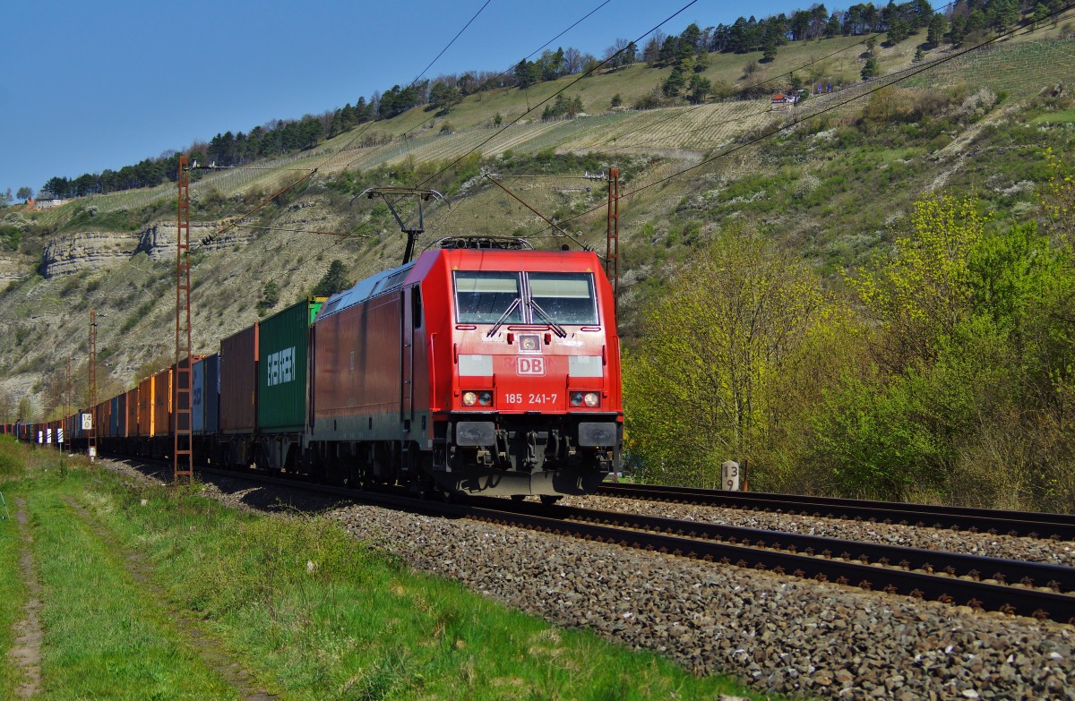 185 241-7 mit einen Containerzug zu sehen am 15.04.15 bei Thüngersheim