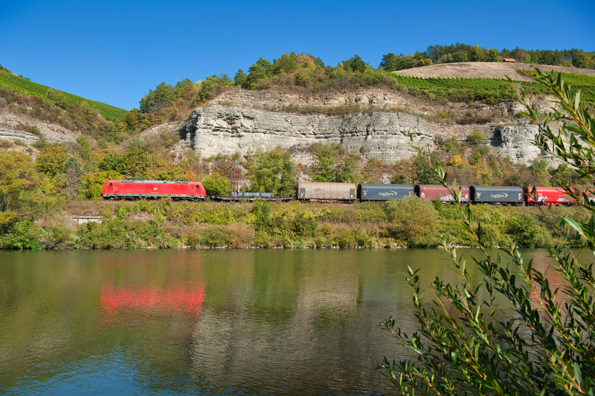 185 246 mit einem gemischten Güterzug bei Karlstadt Richtung Gemünden (Main), 21.09.2019