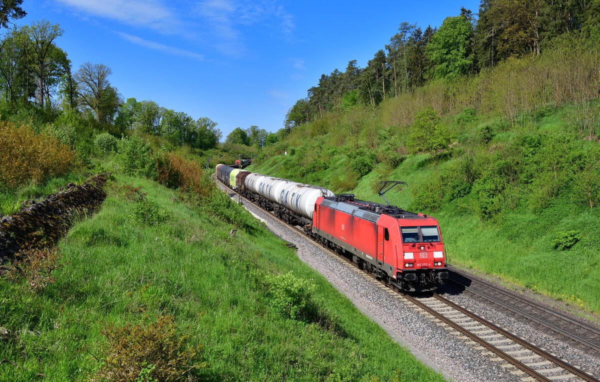 185 252 mit einem Güterzug am 18.05.2023 bei Sinngrün.