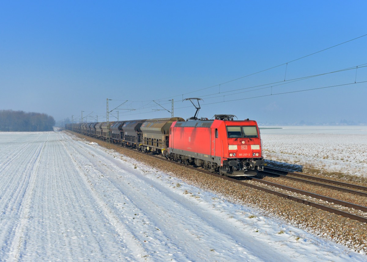 185 257 mit einem Güterzug am 21.01.2016 bei Stephansposching. 