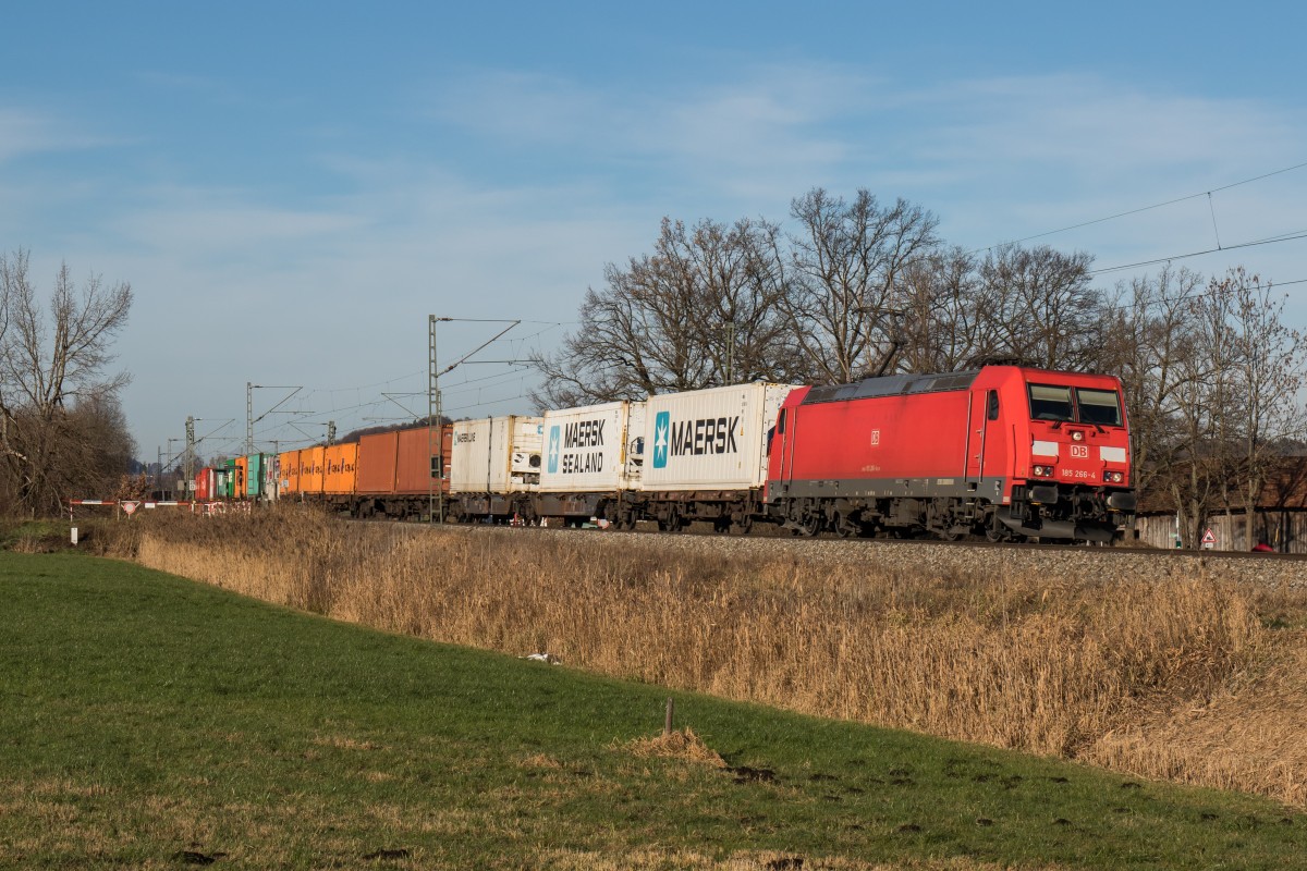 185 266 mit einem Containerzug am 5. Dezember 2015 bei Weisham in Richtung Salzburg.