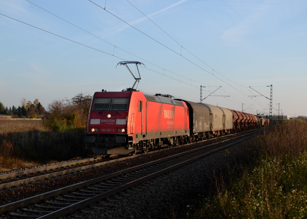 185 267 mit einem Gterzug am 12.11.2013 bei Plattling.