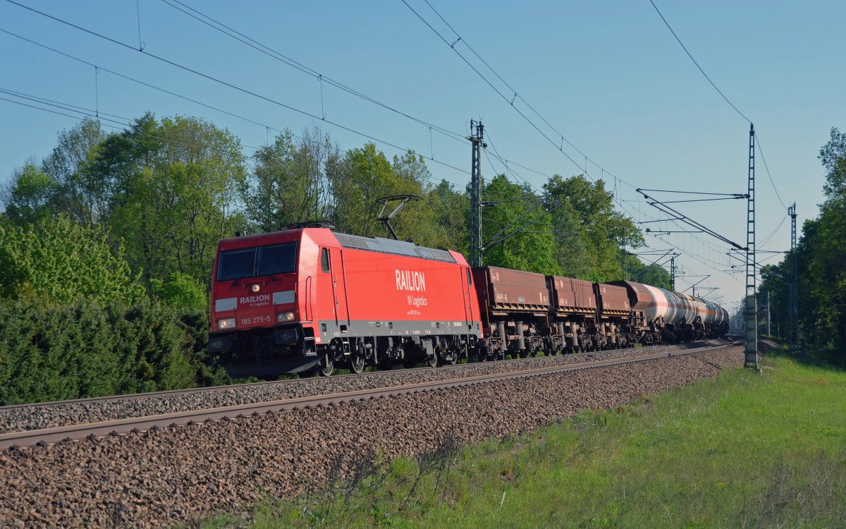 185 275 hatte einen gemischten Güterzug am Haken als sie am 03.05.14 durch Burgkemnitz gen Bitterfeld rollte.