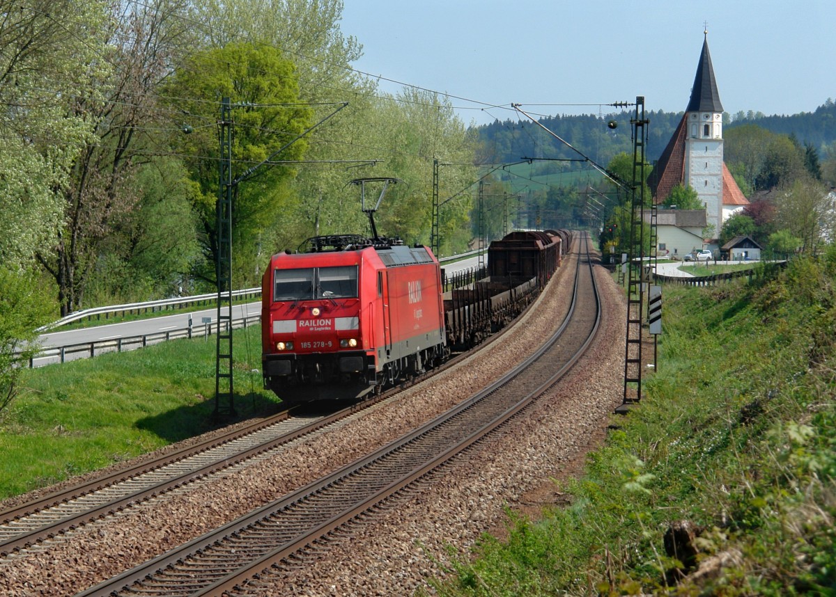 185 278 mit einem Güterzug am 23.04.2011 bei Hausbach.
