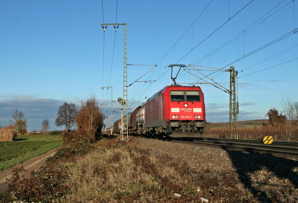 185 279-7 mit dem 44607 von Kln-Gremberg nach Basel Rbf/Muttenz am Nachmittag des 07.12.13 im nrdlichen Einfahrbereich des Bahnhofs Mllheim (Baden).