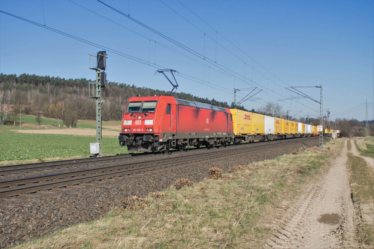 185 280-5 mit DHL-Containerzug am 23.03.2022 bei Kerzell.