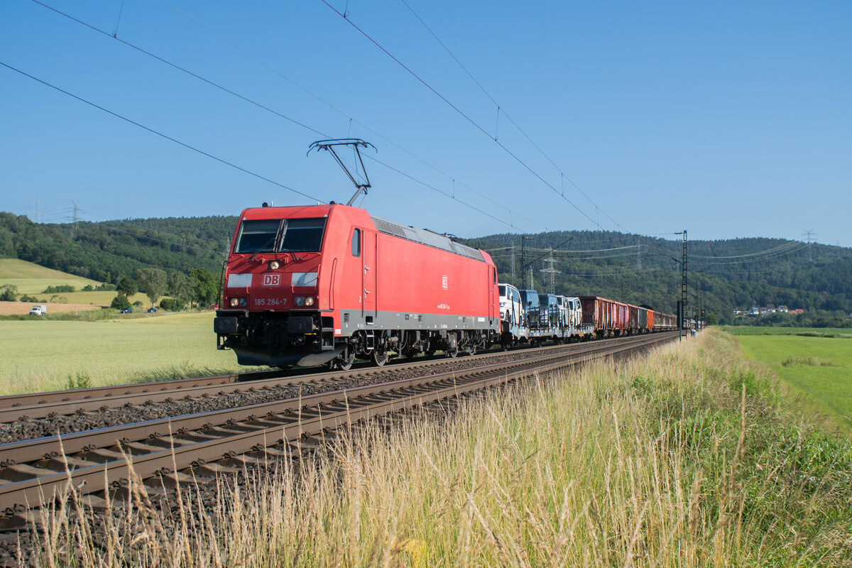 185 284-7 gesehen am 25.06.2024 mit einem gemischten Güterzug bei Reilos.