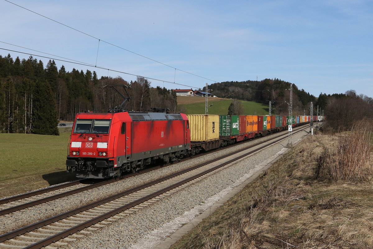 185 286 mit einem Containerzug aus Freilassing kommend am 13. März 2021 bei Grabenstätt.