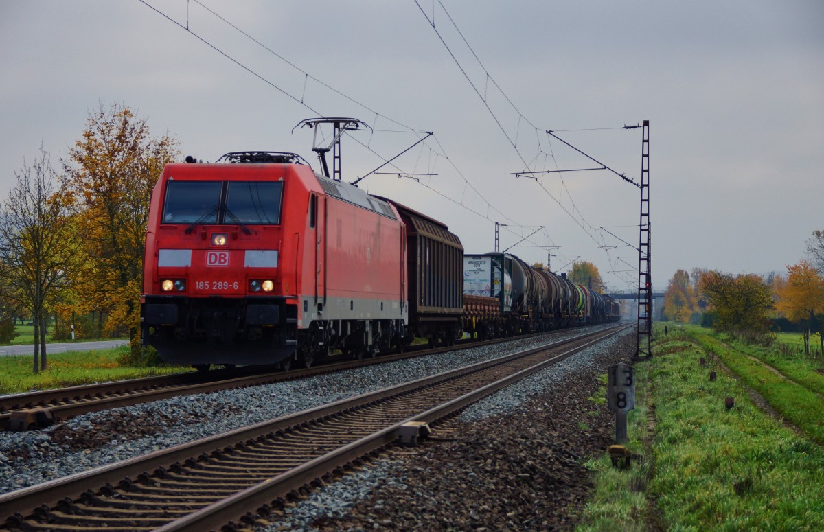 185 289-6 mit einen gemischten Güterzug am 27.10.15 bei Thüngersheim.