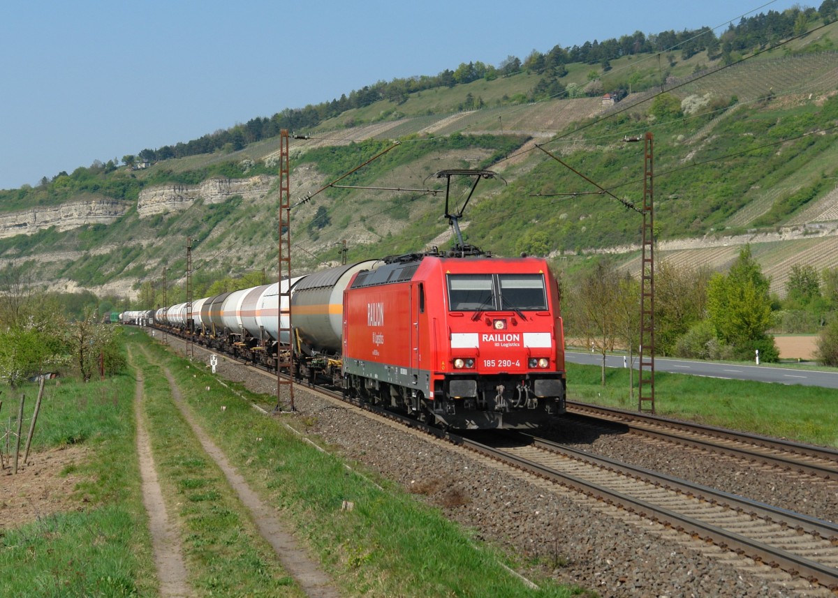 185 290 mit einem Gterzug am 19.04.2011 bei Thngersheim.