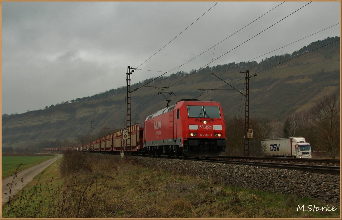 185 295-3 mit einen leeren Autozug Richtung Süden am 22.01.14 bei Thüngersheim.