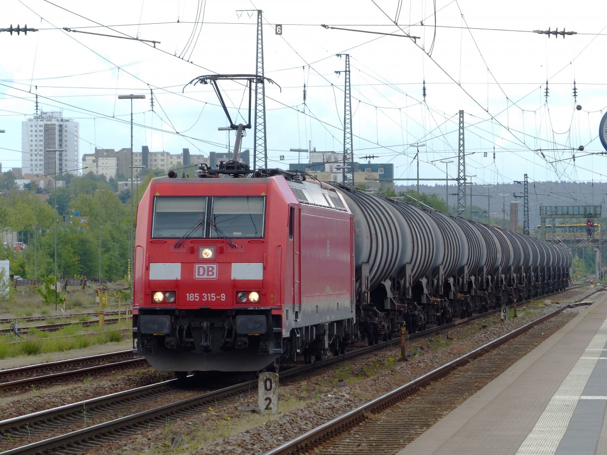 185 315 mit einen Kesselzug am Haken fährt am 15.05.2014 durch den Regensburger Hauptbahnhof.