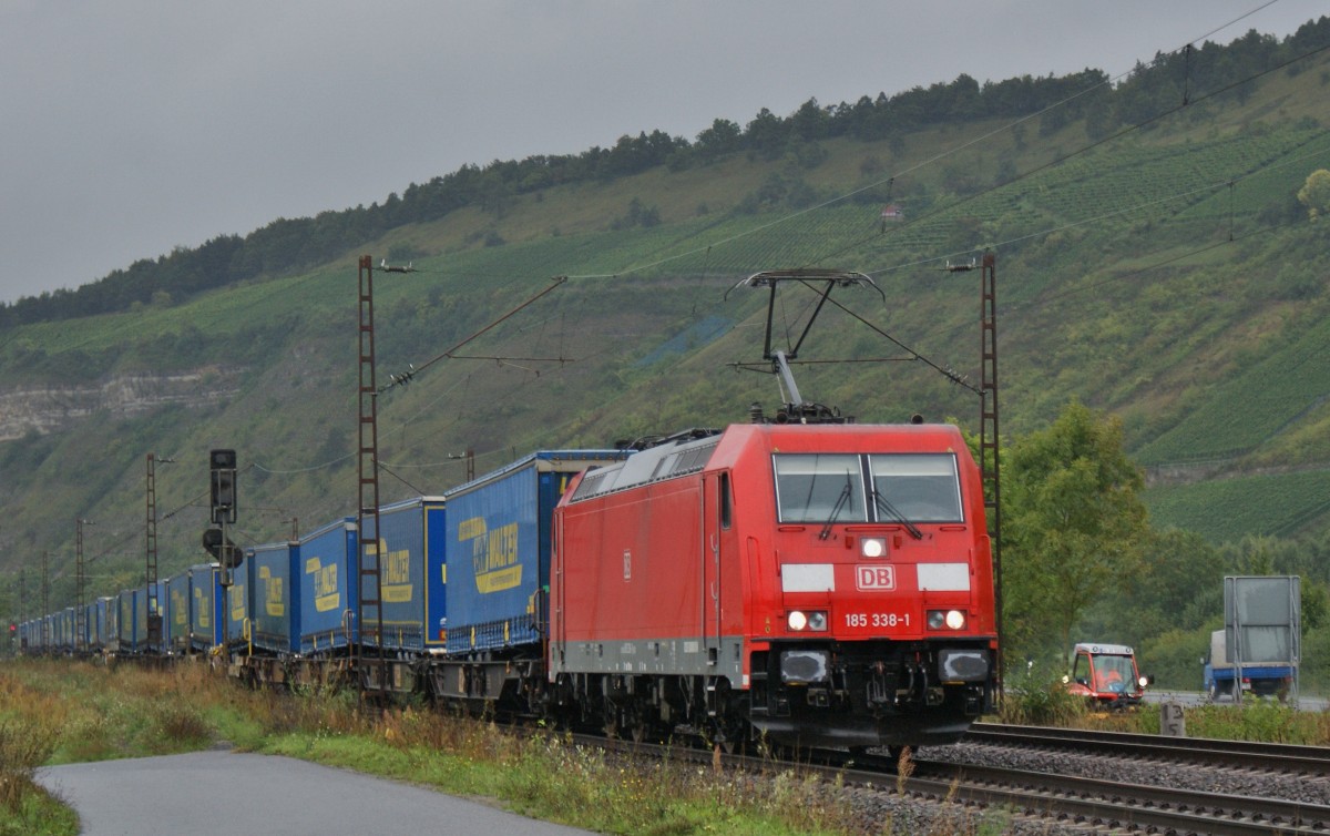 185 338-1 am 18.09.13 mit einen Containerzug Richtung Sden.