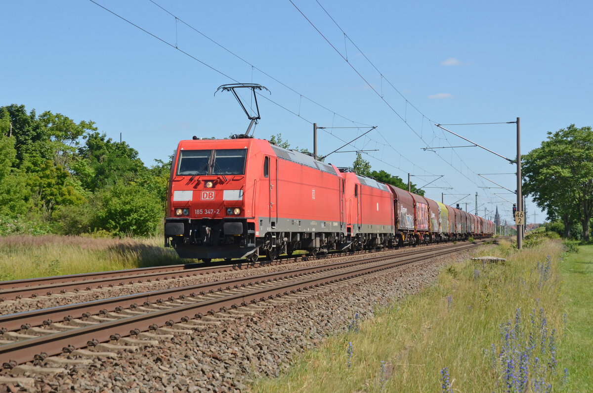 185 347 schleppte am 25.06.24 neben der Wagenlok 185 375 einen Schiebeplanenwagen-Ganzzug durch Greppin Richtung Dessau.