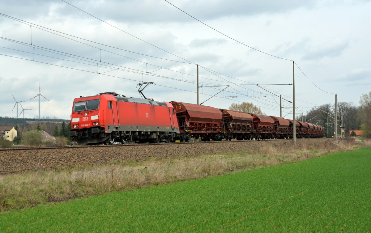 185 353 zog am 23.03.14 einen Schwenkdachwagenzug durch Burgkemnitz Richtung Bitterfeld.