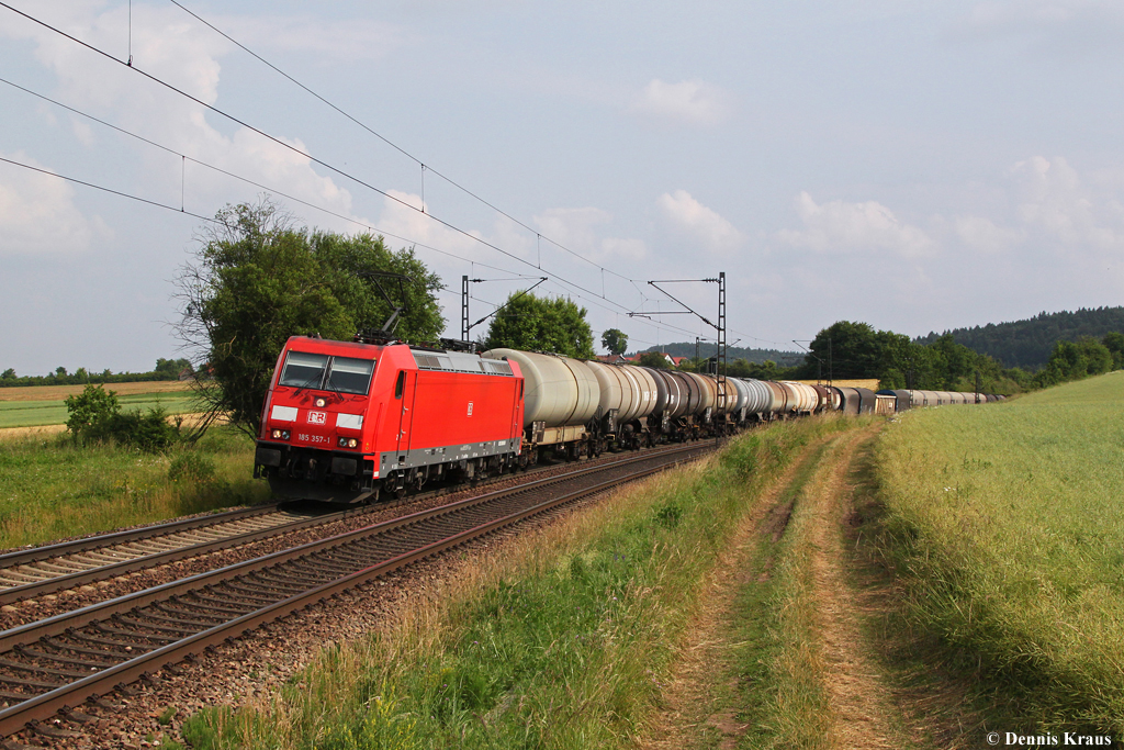 185 357 mit einem gemischten Güterzug am 06.07.2013 bei Dettenhofen.