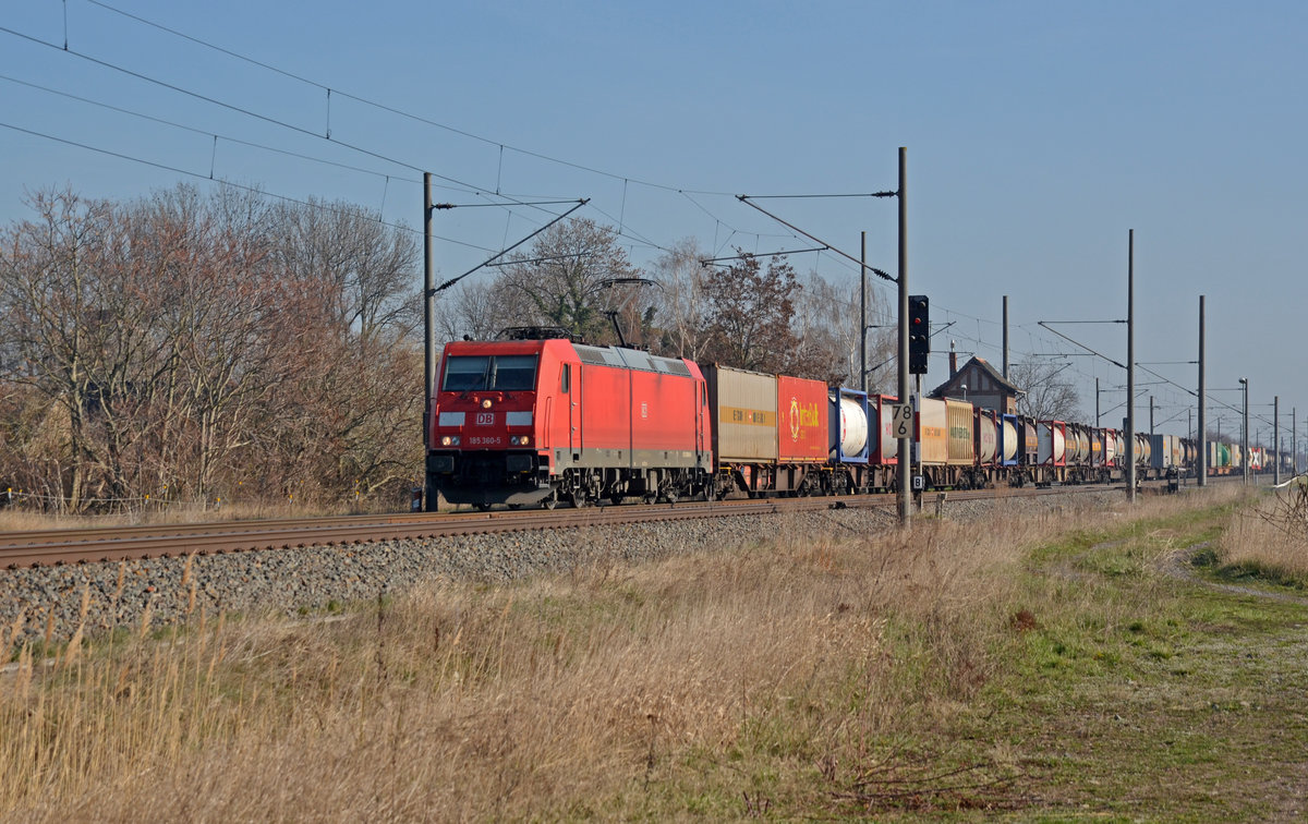 185 360 führte am 23.03.19 einen Containerzug durch Braschwitz Richtung Halle(S).