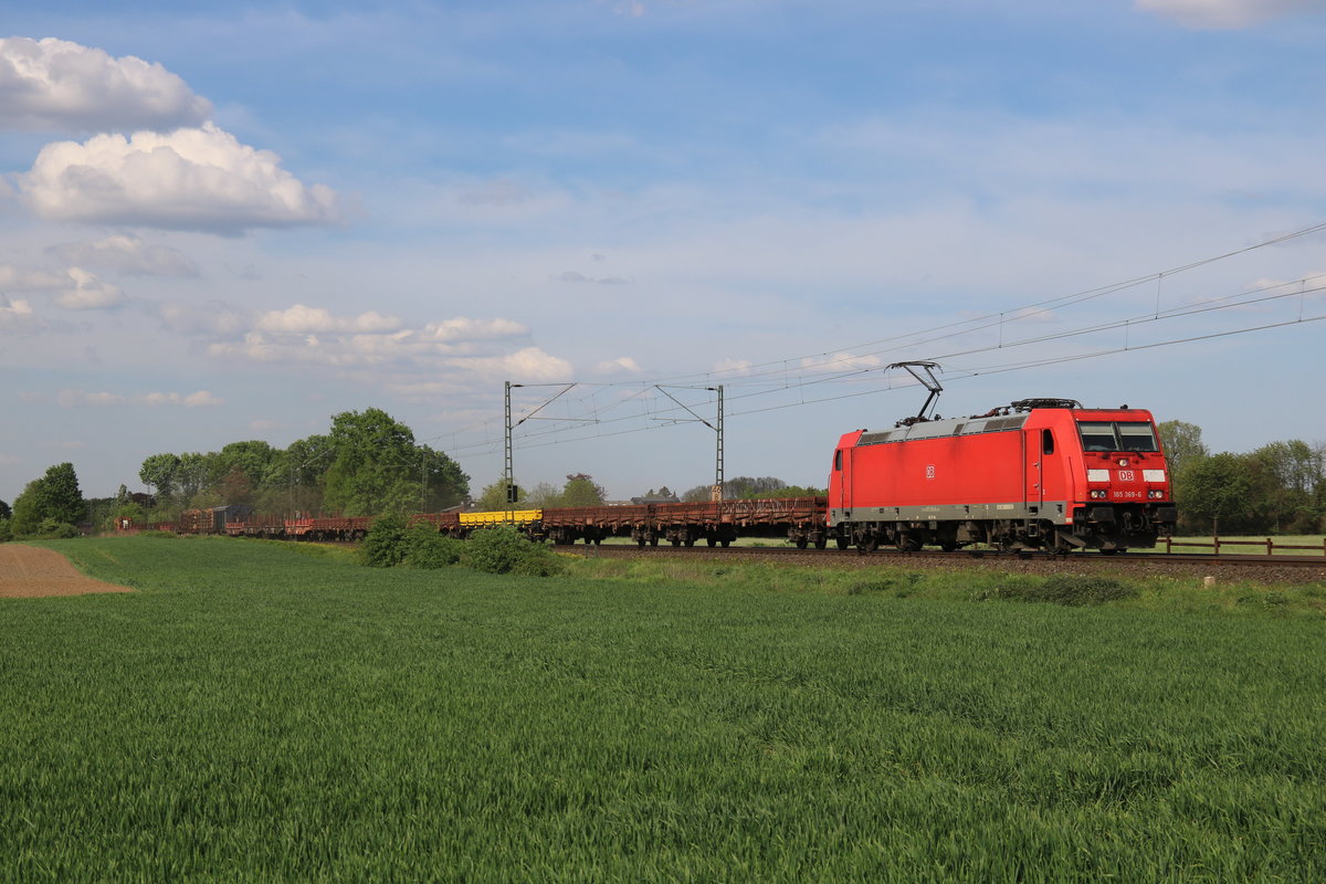 185 369 unterwegs mit einem leeren Schotterzug von Krefeld in Richtung Neuss im Frühjahr 2019