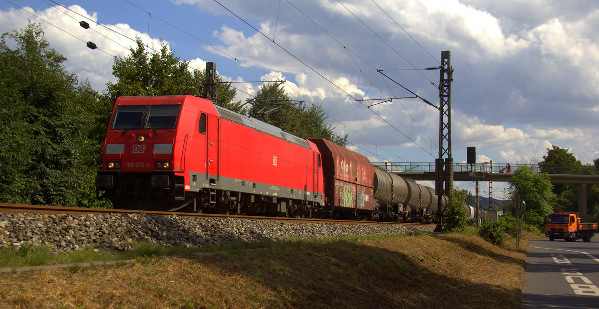 185 372-0 DB kommt aus Richtung Koblenz mit einem gemischten Güterzug aus Süden nach Köln-Gremberg und fährt durch Bad-Honnef am Rhein in Richtung Köln. 
Aufgenommen auf der Rechten Rheinstrecke in Bad-Honnef(am Rhein). 
Bei Sommerwetter am Nachmittag vom 31.7.2018.
