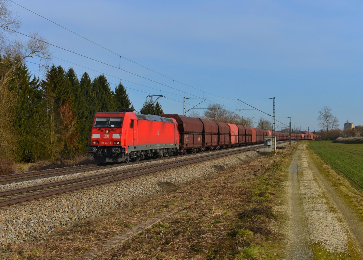 185 373 mit einem Erzzug am 18.02.2014 bei Langenisarhofen.