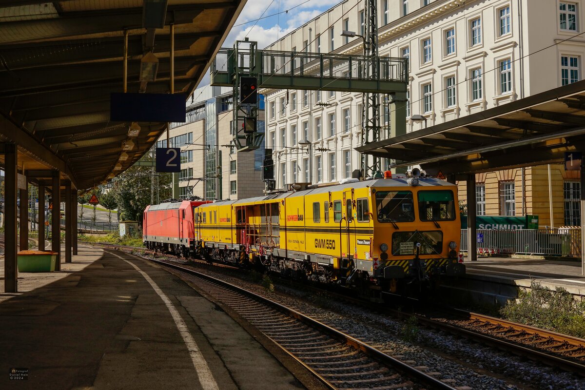 185 376 DB mit Schweerbau GWM 550 in Wuppertal Hbf, September 2024.