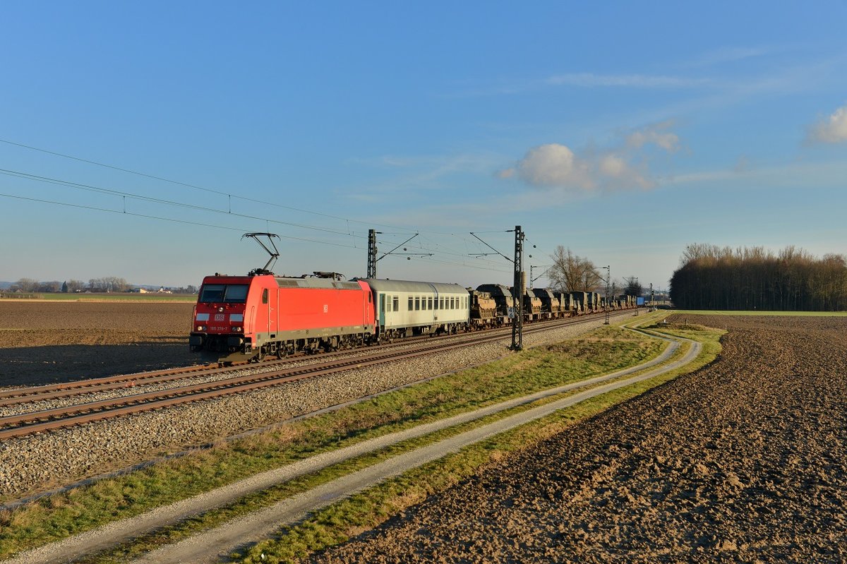 185 378 mit einem Militärzug am 12.02.2016 bei Langenisarhofen.