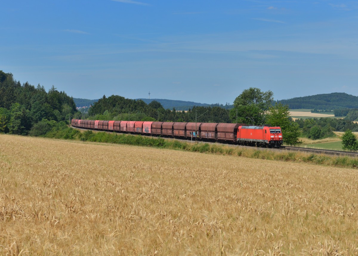 185 379 mit einem Erzzug am 22.07.2015 bei Darshofen. 