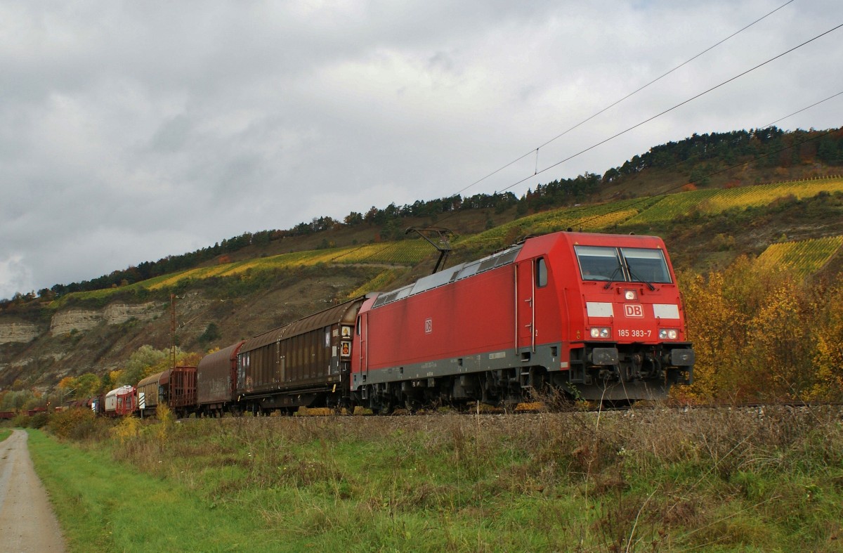 185 383-7 mit einen gemischten Gterzug Richtung Sden am 24.10.13.