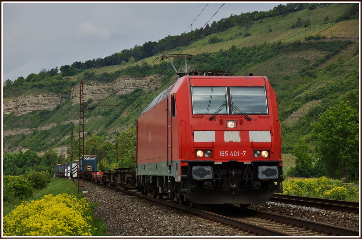 185 401-7 mit einen Containerzug bei Thüngersheim am 08.05.14.