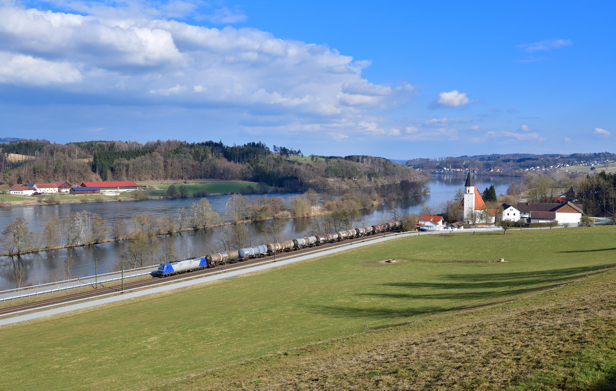 185 508 mit einem Kesselzug am 08.03.2021 bei Hausbach.