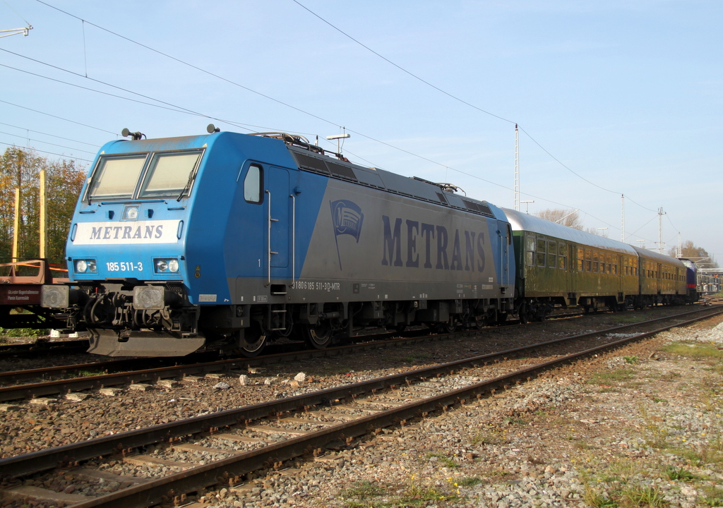 185 511-3+P-Zug und 745 702-1 abgestellt am 01.11.2014 in Rostock-Bramow. 