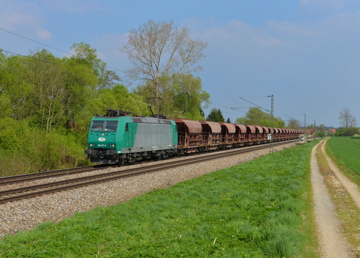 185 517 mit einem Güterzug am 13.04.2014 bei Langenisarhofen.