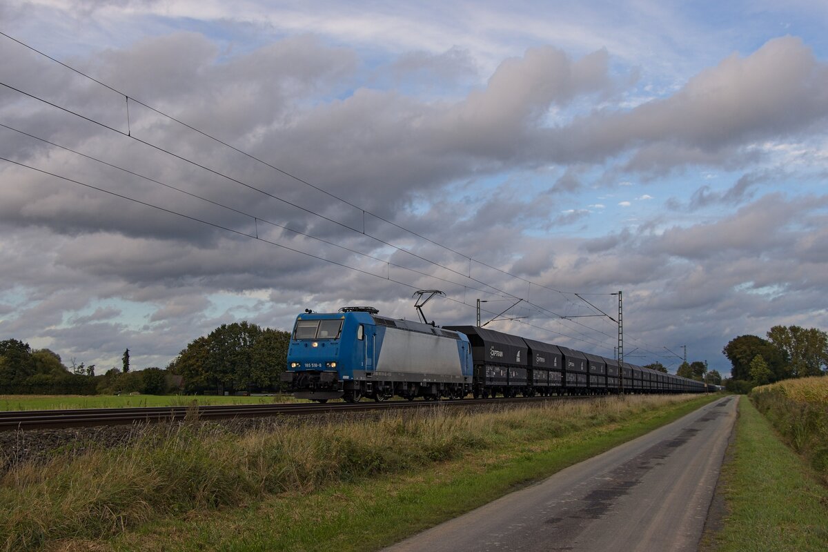 185 518-8 zieht einen Zug aus Selbstentladewagen durch Dülmen (26.09.2024) 