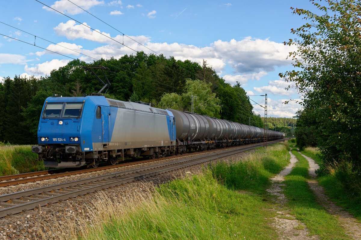 185 524 ATLU mit einem Kesselwagenzug bei Postbauer-Heng Richtung Nürnberg, 09.07.2020