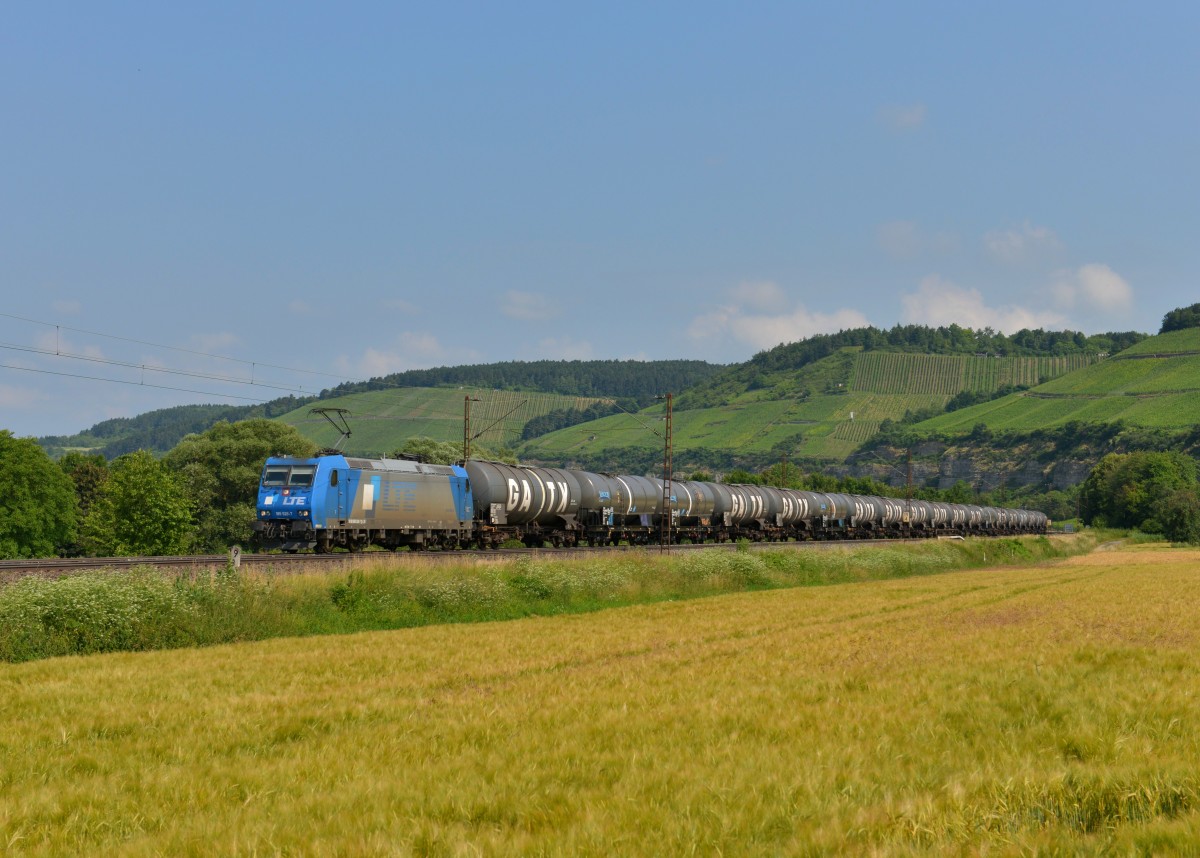 185 528 mit einem Kesselzug am 06.07.2013 bei Himmelstadt.