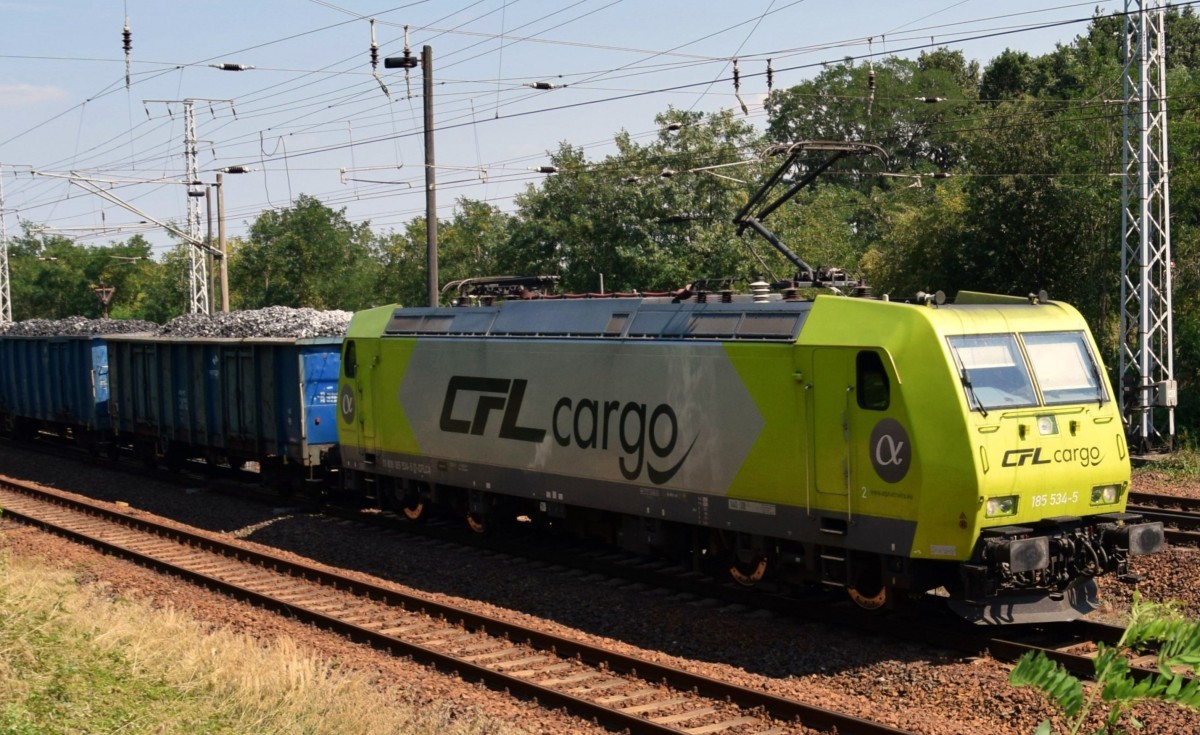 185 534-5 der  CFL  fährt am 09.08.2015 durch Sedlitz in Richtung Senftenberg. 
